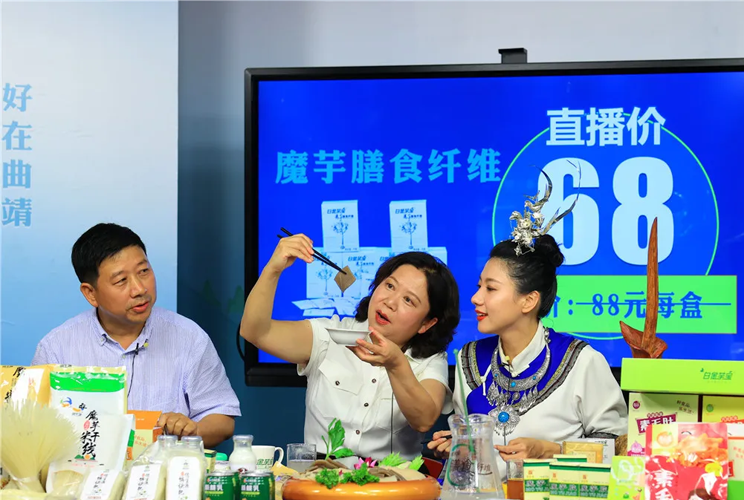 富源县商务科技局局长刘俊瑛推介金田原公司魔芋产品(图2)