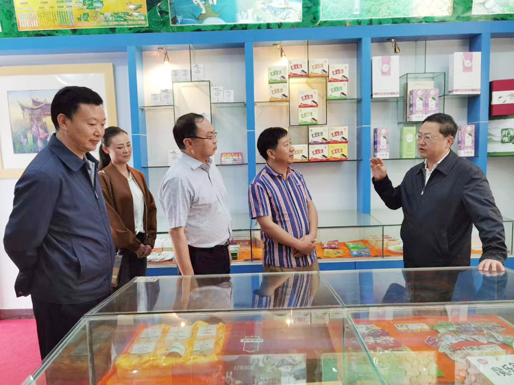 省广电局党组成员、副局长陈德金及县委何副书记、县委宣传部胡部长等一行到金田原公司调研魔芋产业(图4)